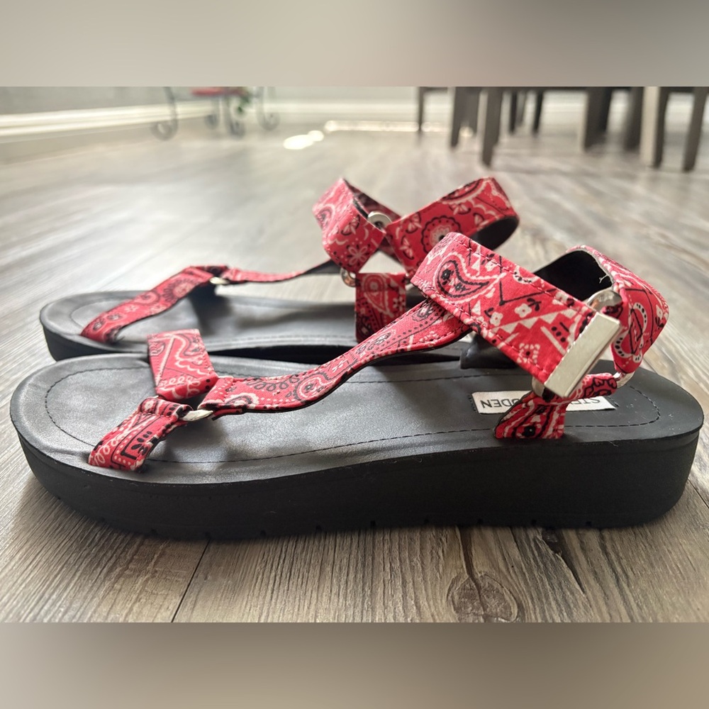 Women’s Steve Madden Red Bandana Print Sport Sandal size 9 - Picture 7 of 9